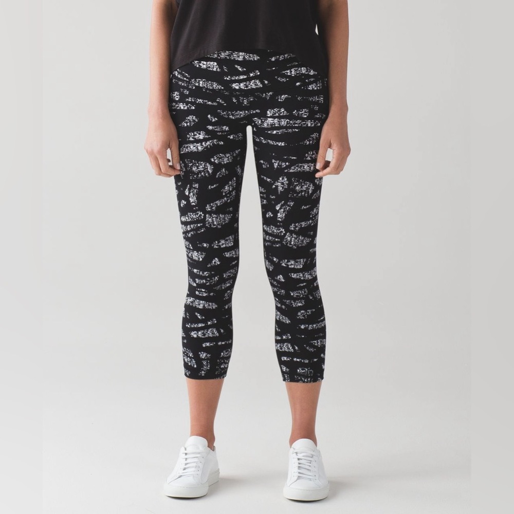 Lululemon Wunder Under Crop (Hi-Rise) Graf Black White Size 8